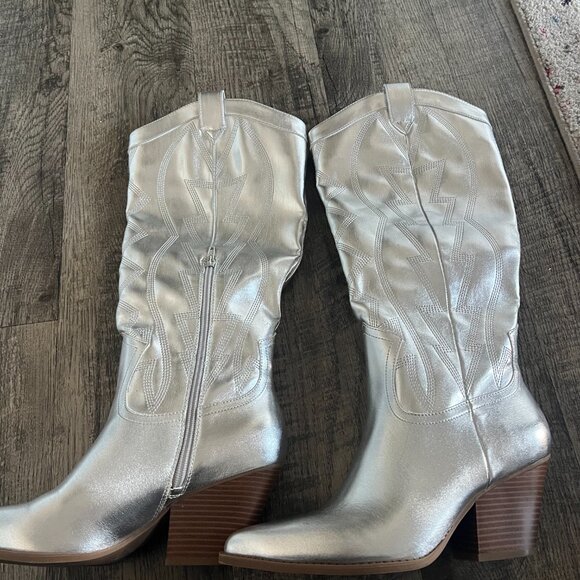 New Silver Cowboy Boots with Heel - Picture 5 of 7